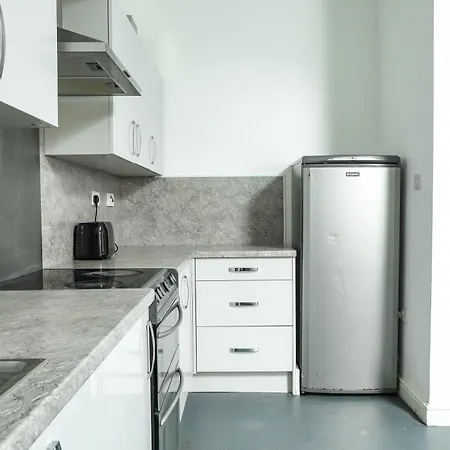 Apartment 2 Bed - City Centre Flat - Bradford - Ideal For Relocation, Family Getaway Or Working Professionals