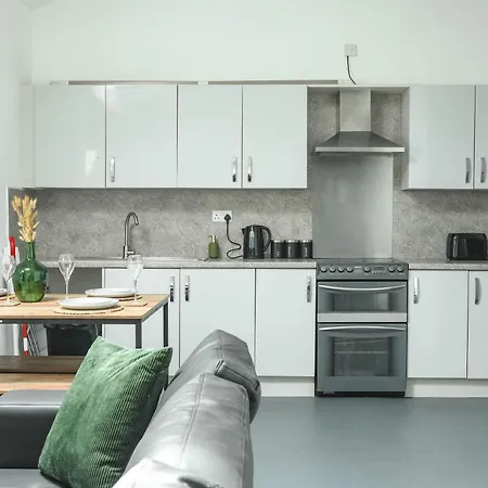 2 Bed - City Centre Flat - Bradford - Ideal For Relocation, Family Getaway Or Working Professionals Apartment *