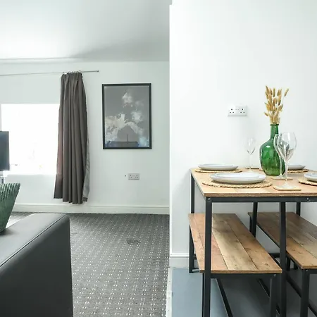 2 Bed - City Centre Flat - Bradford - Ideal For Relocation, Family Getaway Or Working Professionals *