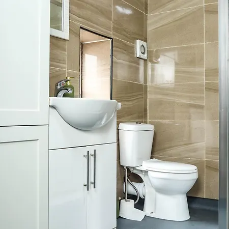 Apartment 2 Bed - City Centre Flat - Bradford - Ideal For Relocation, Family Getaway Or Working Professionals *