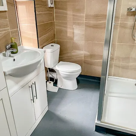 2 Bed - City Centre Flat - Bradford - Ideal For Relocation, Family Getaway Or Working Professionals