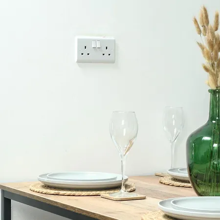 2 Bed - City Centre Flat - Bradford - Ideal For Relocation, Family Getaway Or Working Professionals * Bradford (West Yorkshire)