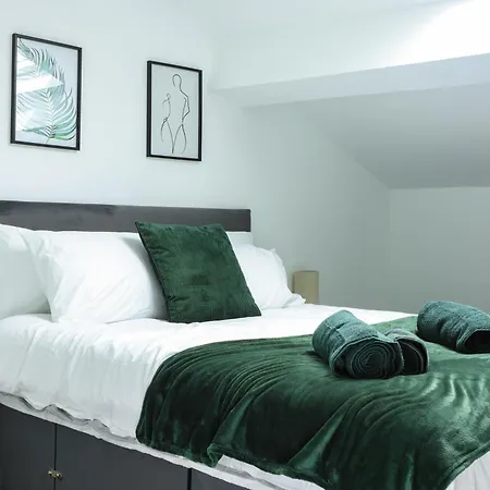 2 Bed - City Centre Flat - Bradford - Ideal For Relocation, Family Getaway Or Working Professionals *