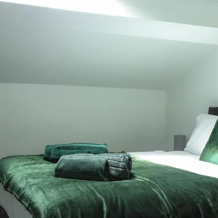2 Bed - City Centre Flat - Bradford - Ideal For Relocation, Family Getaway Or Working Professionals Apartment