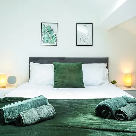 2 Bed - City Centre Flat - Bradford - Ideal For Relocation, Family Getaway Or Working Professionals Apartment