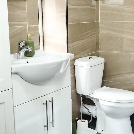 Apartment 2 Bed - City Centre Flat - Bradford - Ideal For Relocation, Family Getaway Or Working Professionals *